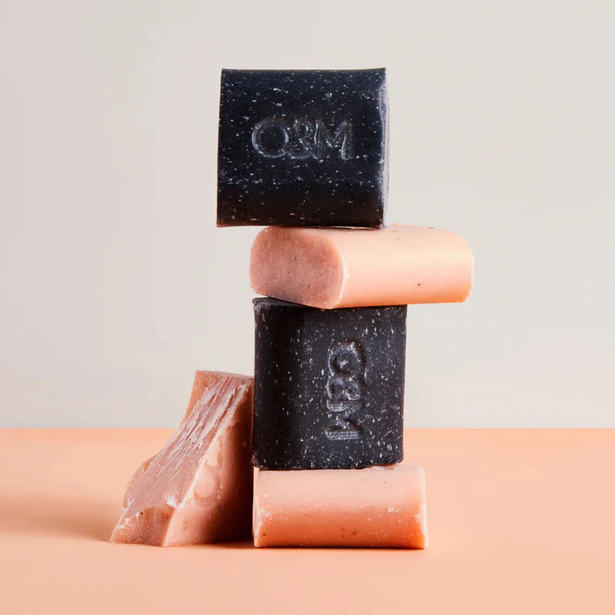 Shampoo solido O&M Charcoal Shampoo Bar 70g